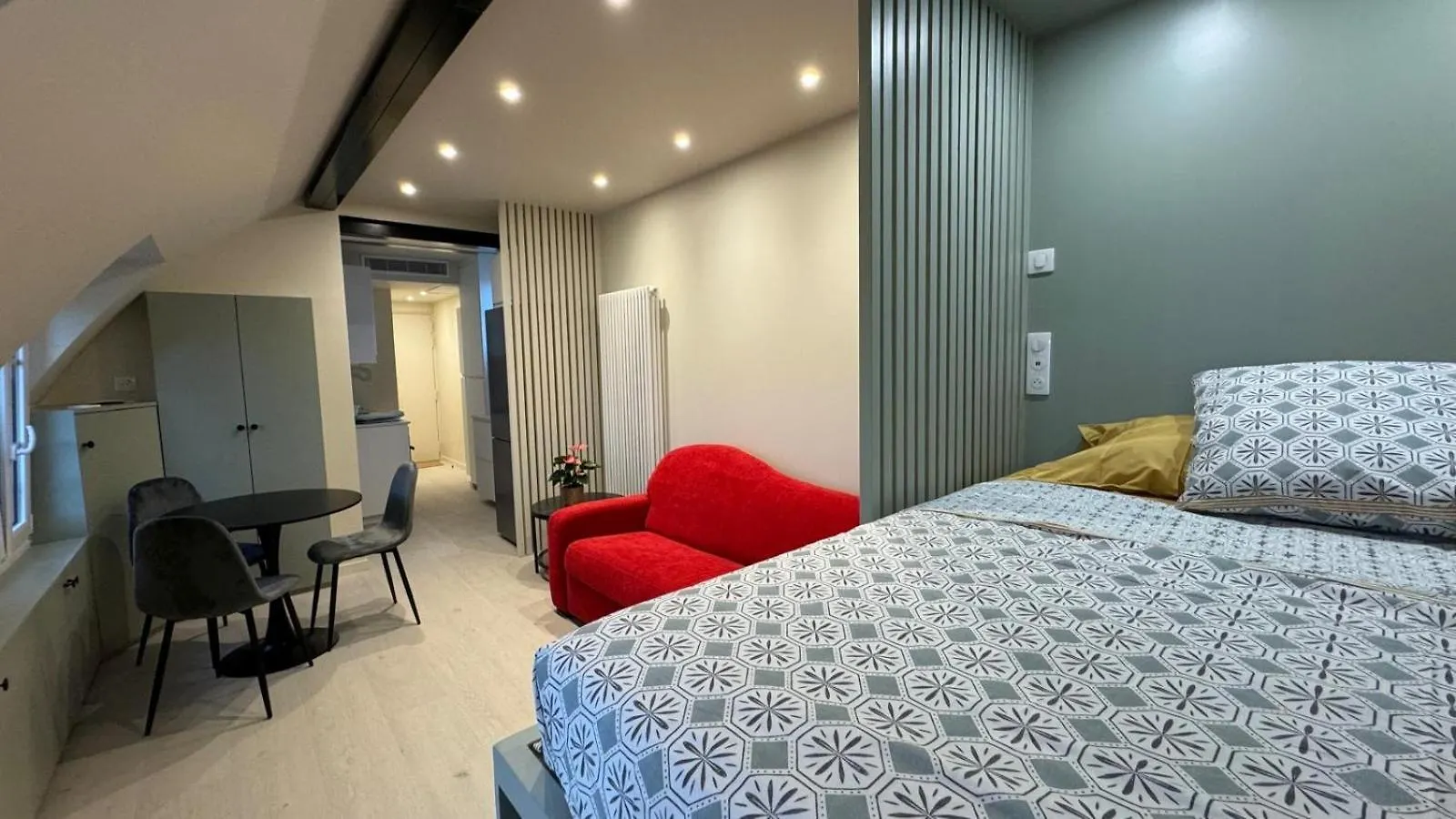 Charmant Studio Renove Avec Vue Sur Les Toits De Paris 7E Arrondissement