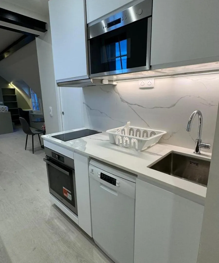 דירה Charmant Studio Renove Avec Vue Sur Les Toits De Paris 7E Arrondissement צרפת